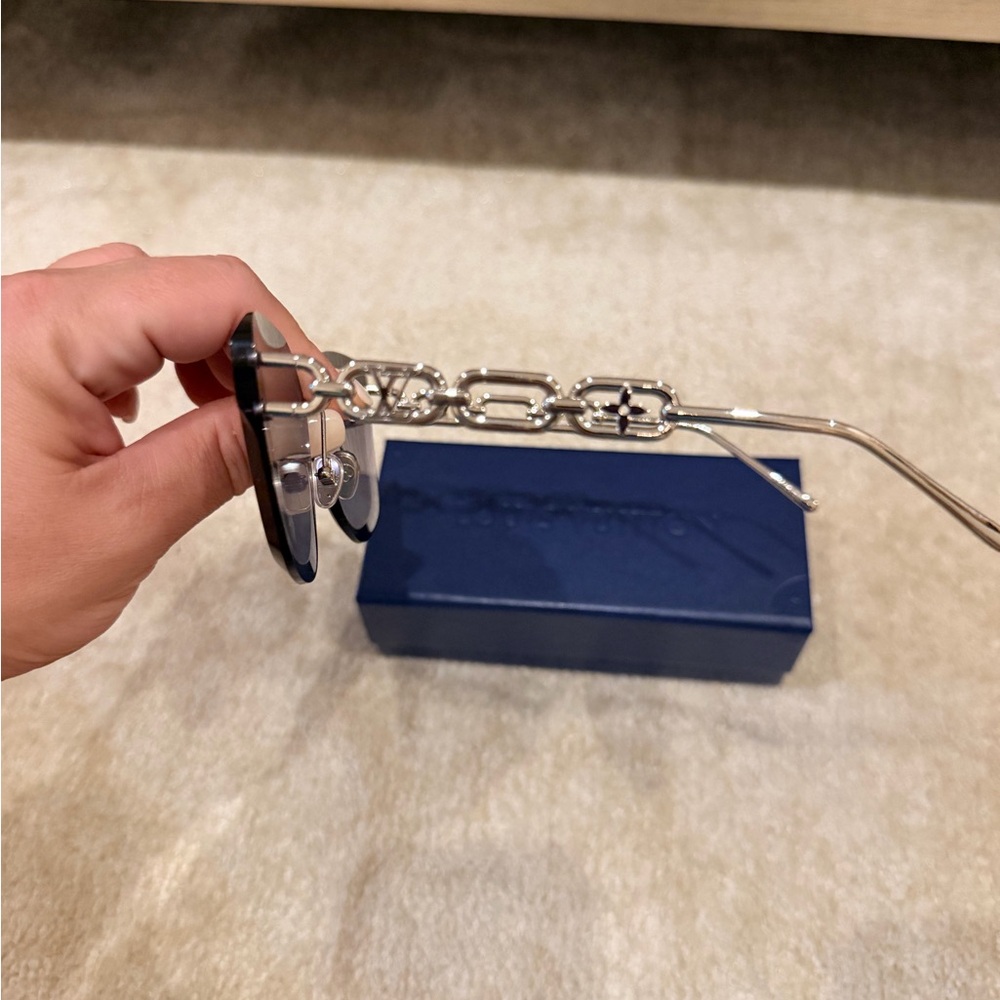Louis Vuitton Rimless Purple Gradient Women's Sunglasses with Gold Bridge - Picture 3 of 4